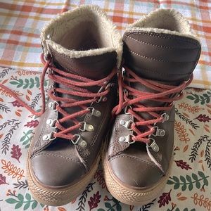 VINTAGE WOMEN’s CONVERSE fleece lined leather shoe, size 8